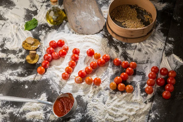 Escrito Pizza Com Tomate Cereja Uma Mesa Cheia Ingredientes Como — Fotografia de Stock