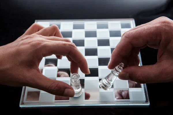 Hände Von Zwei Männern Die Schachfiguren Spielen — Stockfoto
