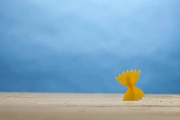 Kis Sárga Tészta Darab Kék Háttér — Stock Fotó