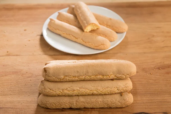 Vertikale Nahaufnahme Von Köstlichem Frischem Brot Auf Holztisch — Stockfoto