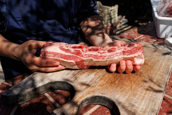 Las Manos Sostienen Los Cortes Carne Listos Para Cocinar — Foto de Stock