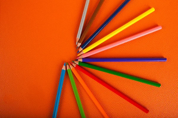 Turuncu Arka Planda Bir Yıldıza Dizilmiş Renkli Boya Kalemleri — Stok fotoğraf