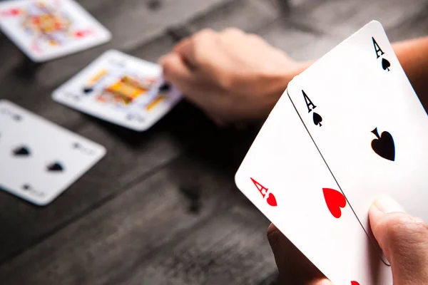 Kartenspiel Auf Einem Holztisch — Stockfoto