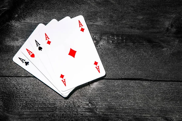 Asse Poker Auf Schwarzem Holzhintergrund — Stockfoto
