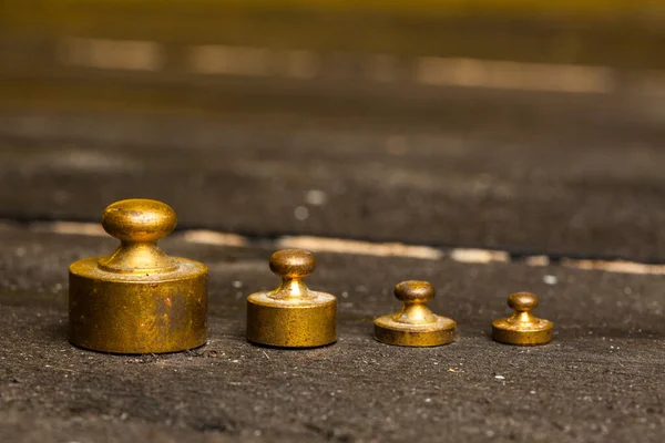 Pesos Dourados Sucessivamente Uma Mesa Madeira — Fotografia de Stock