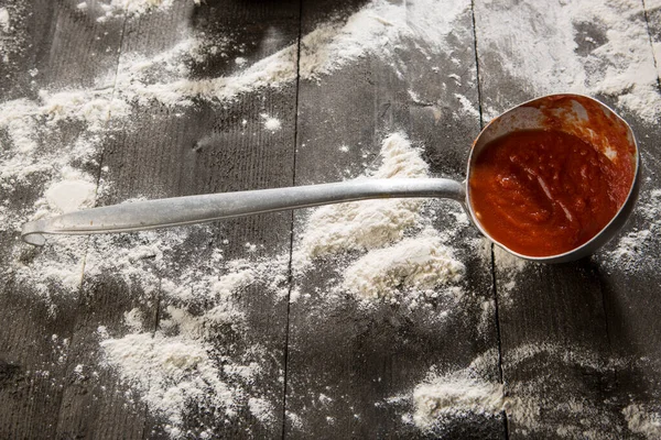 Cucharón Con Salsa Tomate Aislado Sobre Fondo Madera —  Fotos de Stock