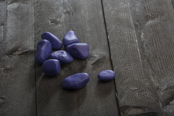 Фіолетові Кольорові Камені Дерев Яному Столі — стокове фото