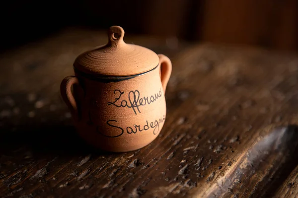 Nahaufnahme Einer Hölzernen Teekanne Auf Einem Holztisch — Stockfoto