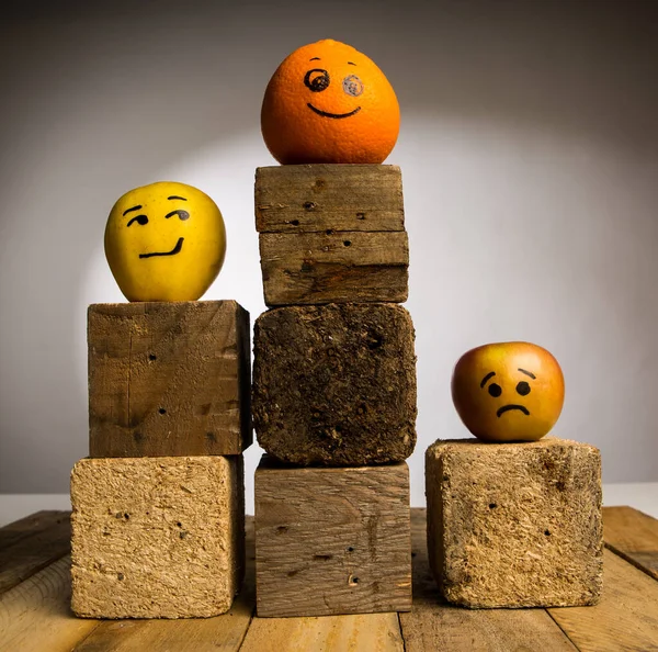 Drie Vruchten Met Getekende Smiley Gezichten Die Verschillende Emoties Uitdrukken — Stockfoto