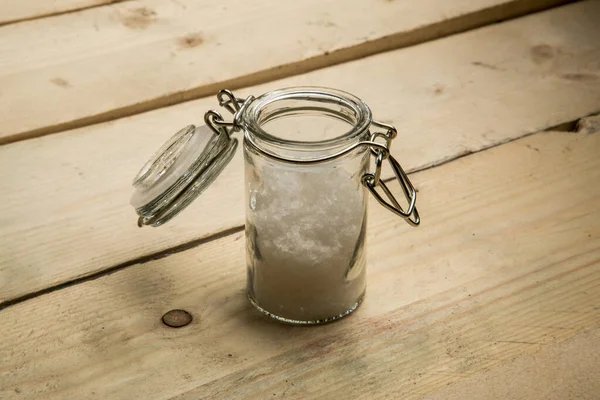 Kleiner Glasbehälter Für Grobes Salz Auf Einem Holztisch — Stockfoto