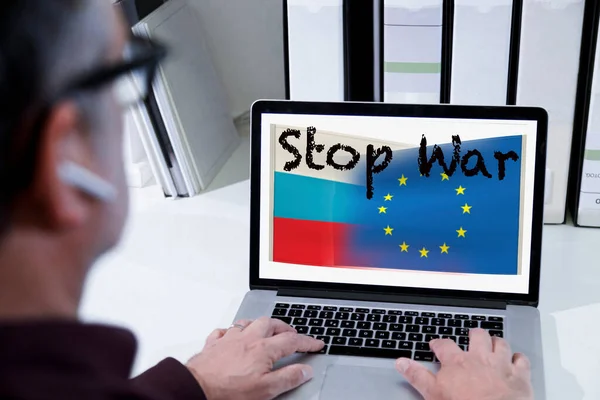 Ноутбук Помещен Стол Надписью Остановить Войну Связи Войной Украине — стоковое фото