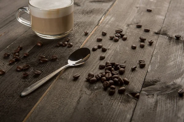 Cappuccino Mit Schaum Und Kaffeebohnen Auf Einem Holztisch — Stockfoto