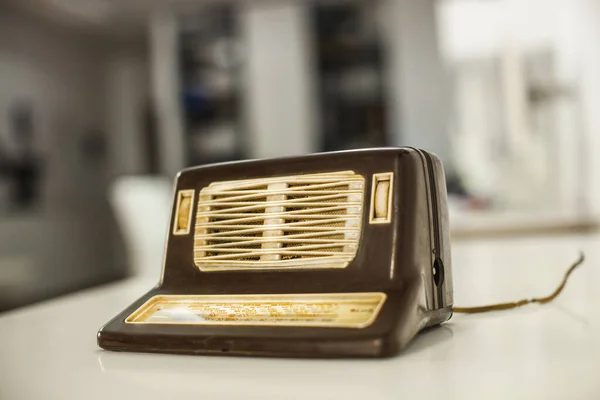 桌上放着老式收音机 — 图库照片