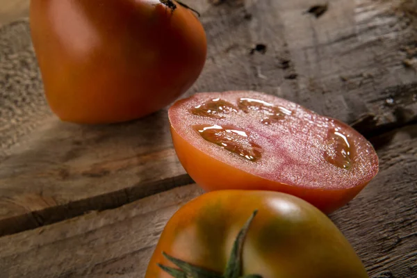 一堆西红柿放在一张木制桌子上 — 图库照片