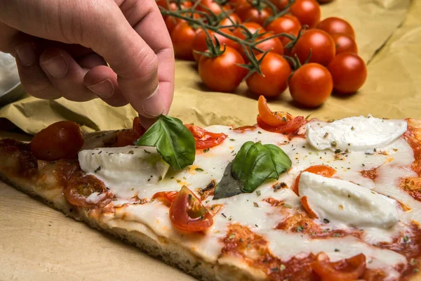 Homme Place Délicatement Une Feuille Basilic Sur Une Pizza Tomate — Photo