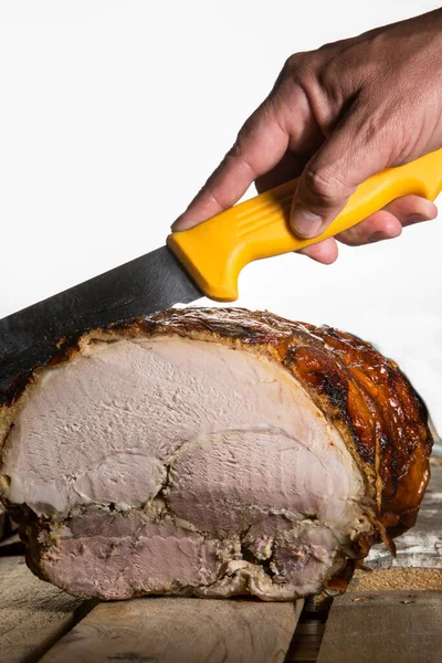 Hand Yellow Knife Cuts Slice Roast Beef Placed Table — Stock Photo, Image