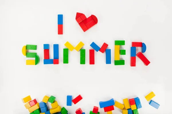 Ich Liebe Summers Inschrift Mit Spielzeugsteinen Isoliert Auf Weißem Hintergrund — Stockfoto
