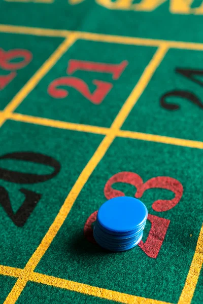 Roulette Spielbrett Mit Farbigen Chips — Stockfoto