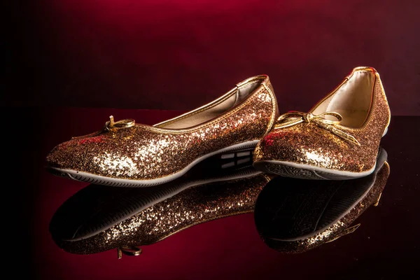 Yansıtıcı Koyu Bir Arka Planda Parlak Altın Kadın Ayakkabıları — Stok fotoğraf