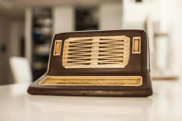 Vieille Radio Rétro Sur Table — Photo