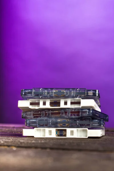 紫色背景的盒式磁带 — 图库照片