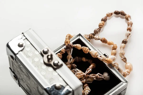 Ожерелье Ракушки Внутри Маленькой Металлической Коробки Белом Фоне — стоковое фото