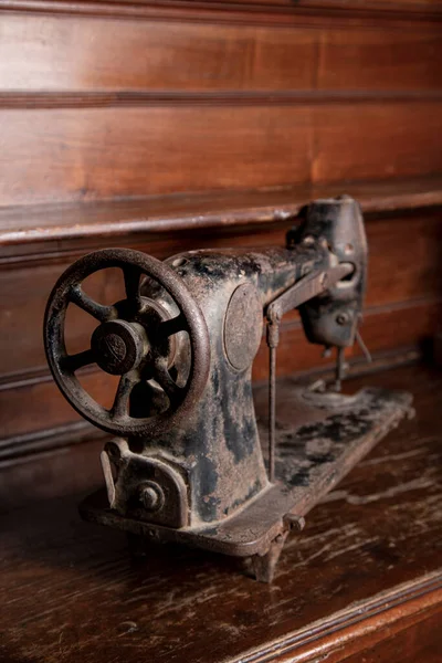 Máquina Costura Enferrujada Antiga Isolada Armário Madeira Vintage — Fotografia de Stock