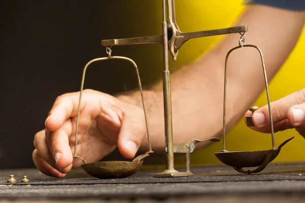 Рука Берет Весы Измеряет Стропе Изолированные Желтом Фоне — стоковое фото