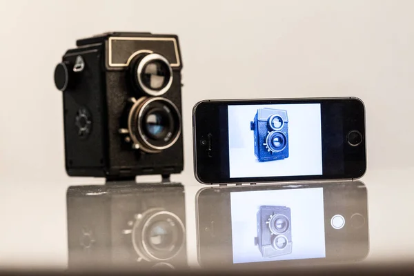 Eski Fotoğraf Makinesi Modern Akıllı Telefon — Stok fotoğraf
