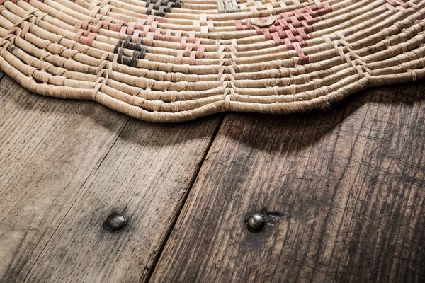 Starověké Tradiční Ubrusy Jemně Vyšívané Izolované Dřevěném Stole — Stock fotografie