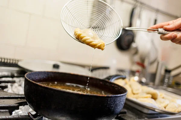 Szczegóły Przygotowania Smażonych Ravioli Patelni Pełnej Oleju Tradycyjnej Kuchni — Zdjęcie stockowe