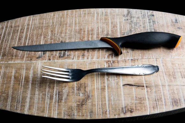 餐叉和刀叉在木制盘子上 — 图库照片