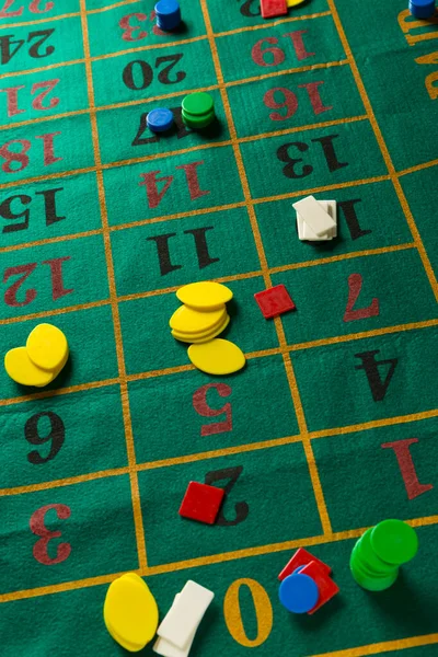Roulette Spelbord Met Gekleurde Chips — Stockfoto
