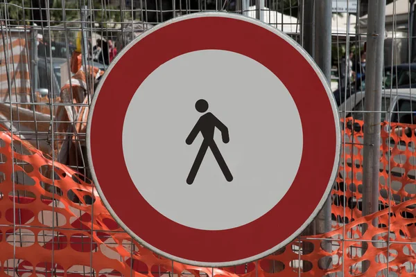 Señal Tráfico Que Prohíbe Los Peatones Pasar Frente Una Obra — Foto de Stock
