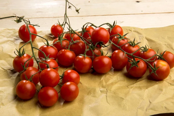 Manojo Tomates Una Hoja Papel —  Fotos de Stock