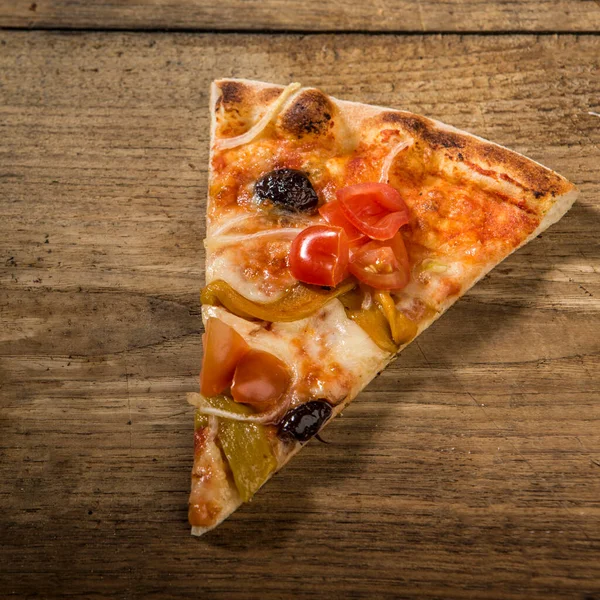Tranche Pizza Isolée Sur Une Table Bois — Photo