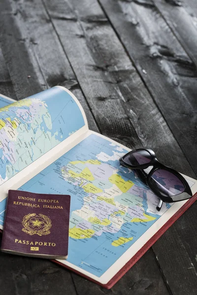 Tahta Masa Üzerinde Harita Olan Talya Pasaportu Üstteki Görünüm — Stok fotoğraf