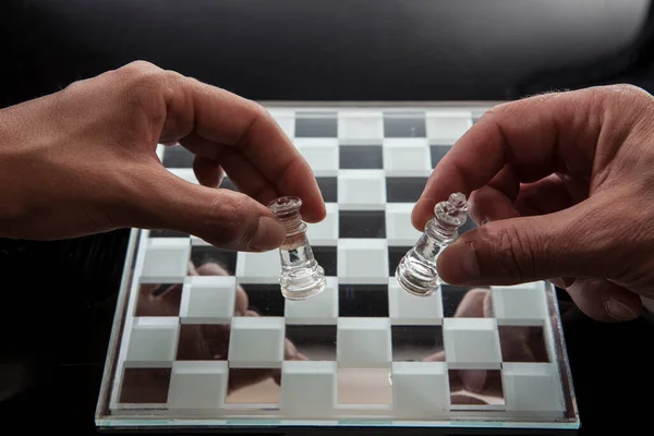 Hände Bewegen König Und Dame Über Ein Schachbrett Isoliert Auf — Stockfoto