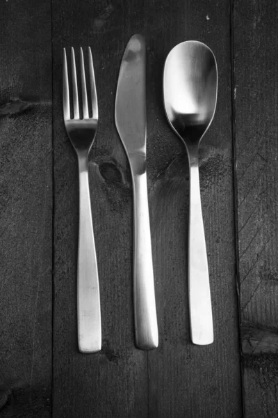 Σετ Μαχαιροπίρουνα Πιρούνι Μαχαίρι Και Κουτάλι Σκούρο Ξύλινο Τραπέζι — Φωτογραφία Αρχείου