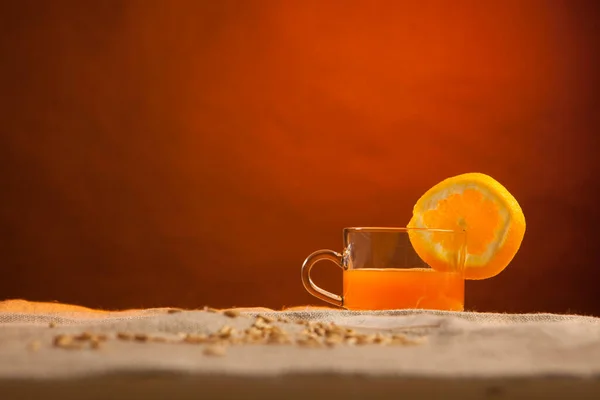 Апельсиновый Сок Красном Фоне — стоковое фото
