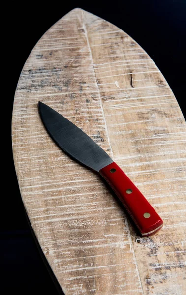 Cuchillo Con Mango Rojo Aislado Bandeja Madera —  Fotos de Stock