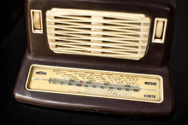用黑色背景隔离的古董收音机的细节 — 图库照片