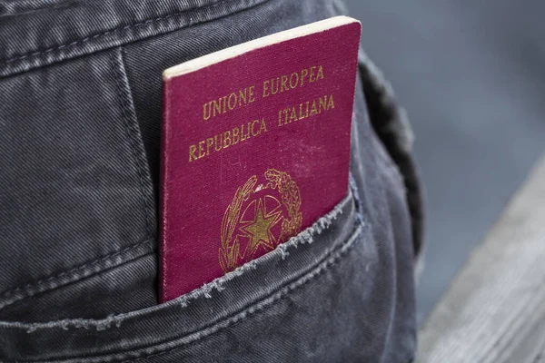 Pasaportu Eski Bir Kotun Arka Cebinde — Stok fotoğraf