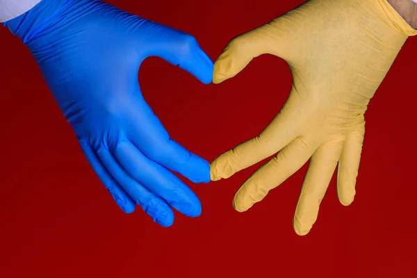 Händer Med Handskar Och Färgerna Ukraina Bildar Ett Hjärta — Stockfoto