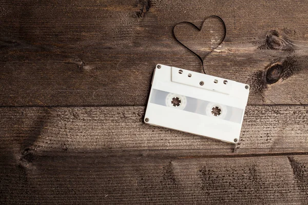 Cassete Áudio Com Fita Forma Coração Isolado Mesa Madeira — Fotografia de Stock