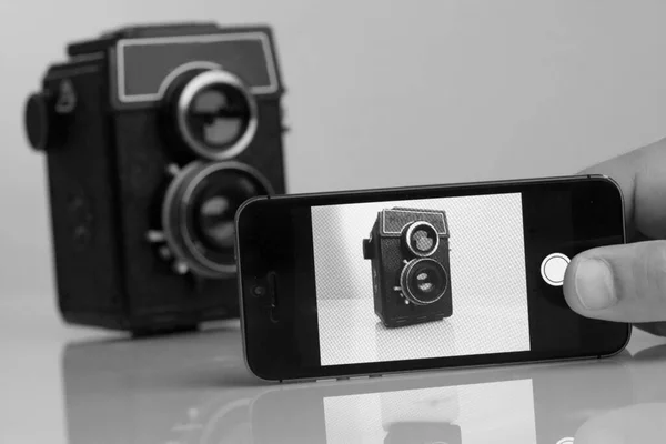 Oldtimer Kamera Und Altes Handy — Stockfoto