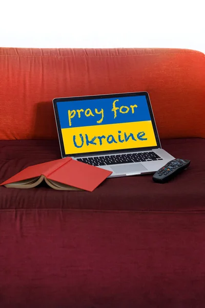 Ноутбук Лежащий Диване Надписью Молиться Украину Связи Войной Украине — стоковое фото