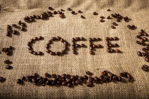Geschrieben Kaffee Mit Kaffeebohnen Über Einem Sack Jute — Stockfoto