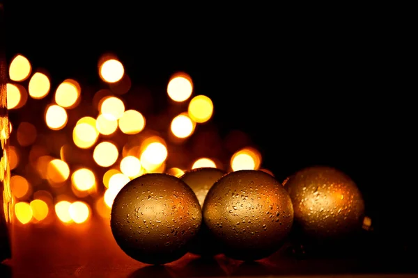 Weihnachten Gelbe Kugeln Auf Dem Hintergrund Des Lichts — Stockfoto
