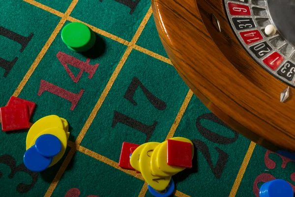 Das Hölzerne Rouletterad Isoliert Über Einem Grünen Spieltisch Mit Bunten — Stockfoto